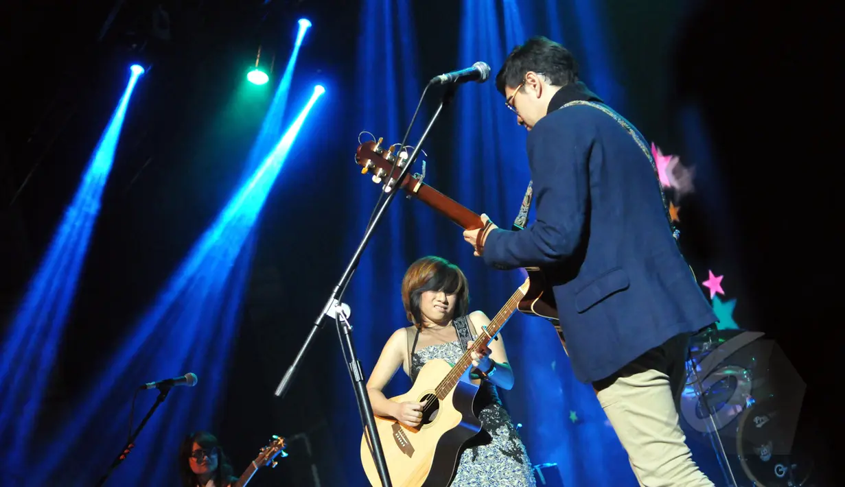 Aksi grup akustik D'Cinnamons di Taman Ismail Marzuki, Cikini, Jakarta Pusat, Rabu (22/4/2015). D'Cinnamons cukup dikenal setelah merilis single Ku Yakin Cinta dan Loving You di album perdana berjudul Good Morning pada 2007. (Liputan6.com/Panji Diksana)