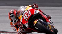 Pembalap Repsol Honda, Marc Marquez saat beraksi pada tes pramusim MotoGP 2018 di Sirkuit Sepang, Malaysia. (AP Photo/Sadiq Asyraf)