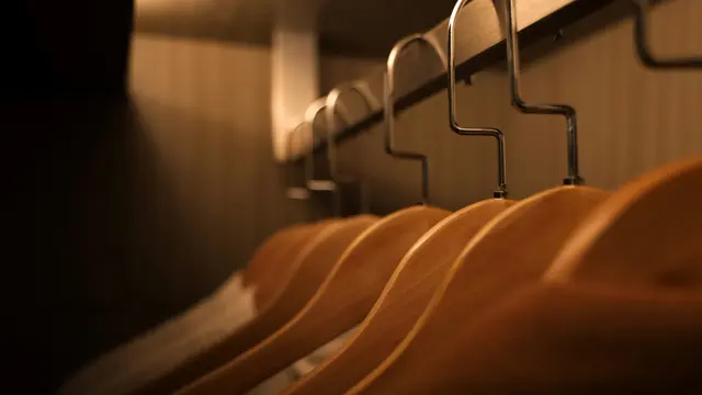 Tips Menggantung Pakaian Pakai Hanger