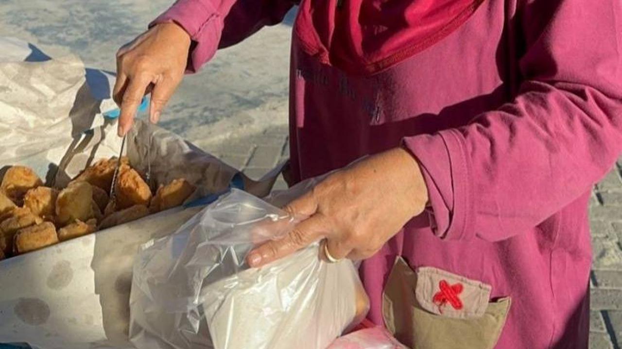 “Mulai dari pembuatan kulit risol berbahan tepung dan sudah diberi bumbu, terus diisi dengan<br>sayuran kentang dan wortel, lalu digoreng sampai keemasan,” terangnya, sembari mengangkat risol<br>menggunakan peniris.