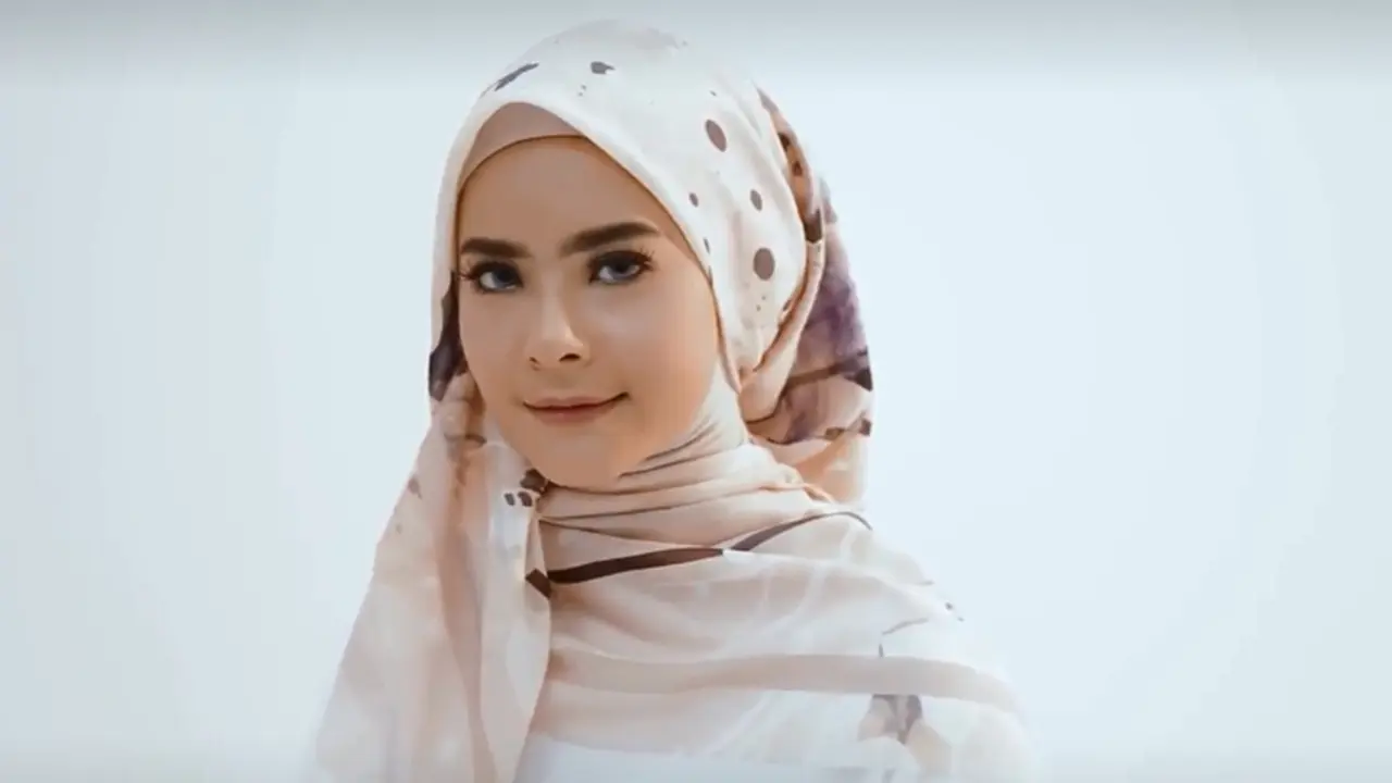 Tutorial Hijab untuk Baju Putih Polos