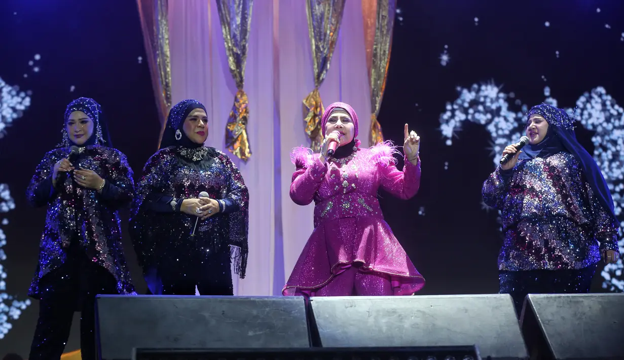 Tampil bersama ketiga putrinya, Fitria, Wirdha, dan Dawiyah, Elvy tampak sangat bahagia. Mereka juga tampil kompak dengan tarian dan suara merdunya. Menutup aksi yang manis, ketiganya mengakhiri penampilan dengan lagu 'Pecah Seribu' yang dirilis tahun 2020. [Foto: Adrian Putra/Fimela]