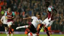 Perebutan bola antara pemain MU melawan pemain West Ham United dalam laga Premier League di Boleyn Ground, Rabu (11/5/2016) dini hari WIB. (Action Images via Reuters/John Sibley)