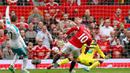Gol dari pemain MU, Wayne Rooney dianulir wasit karena offside pada laga Liga Inggris melawan Newcastle di Stadion Old Trafford, Inggris, Sabtu (22/8/2015). Pertandingan berakhir imbang 1-1. (Action Images via Reuters/Jason Cairnduff)