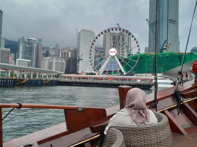 Melihat Keramaian Hong Kong dari Perairan
