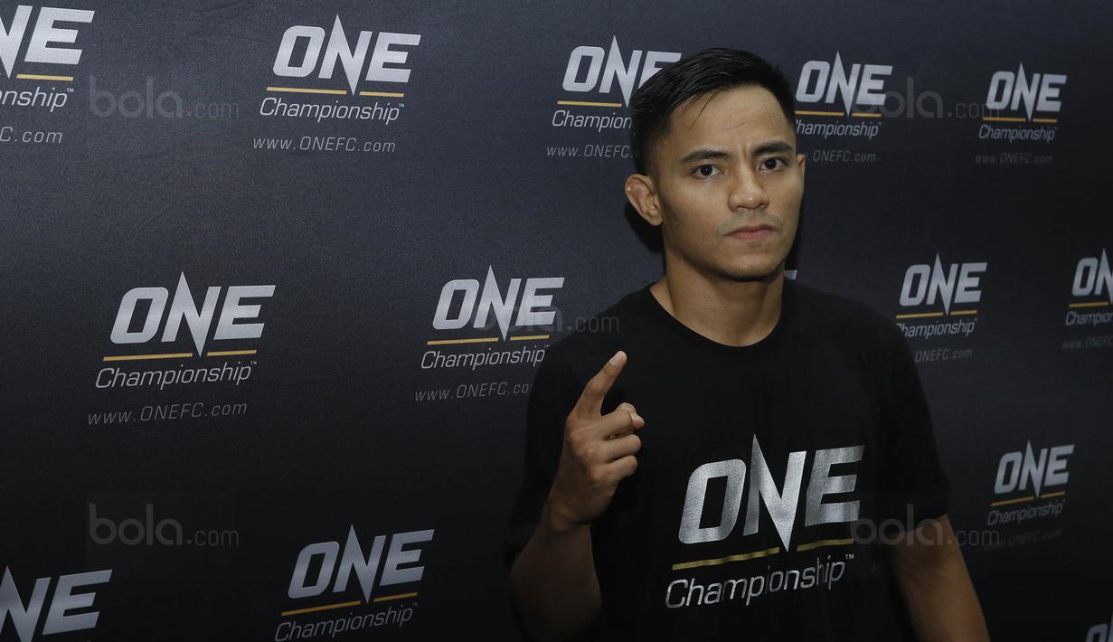 Petarung Indonesia, Stefer Rahardian, saat menggelar latihan terbuka jelang laga One Championship di Senayan, Jakarta, Kamis (14/07/2017). Pertarungan tersebut akan berlangsung di JCC, Jakarta, Sabtu (16/9/2017). (Bola.com/M Iqbal Ichsan)