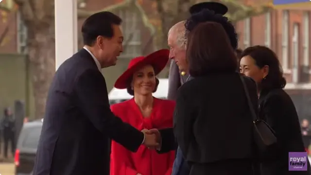 Anggunnya Kate Middleton Berbalut Jubah Merah Menyala saat Sambut Presiden dan Ibu Negara Korea Selatan