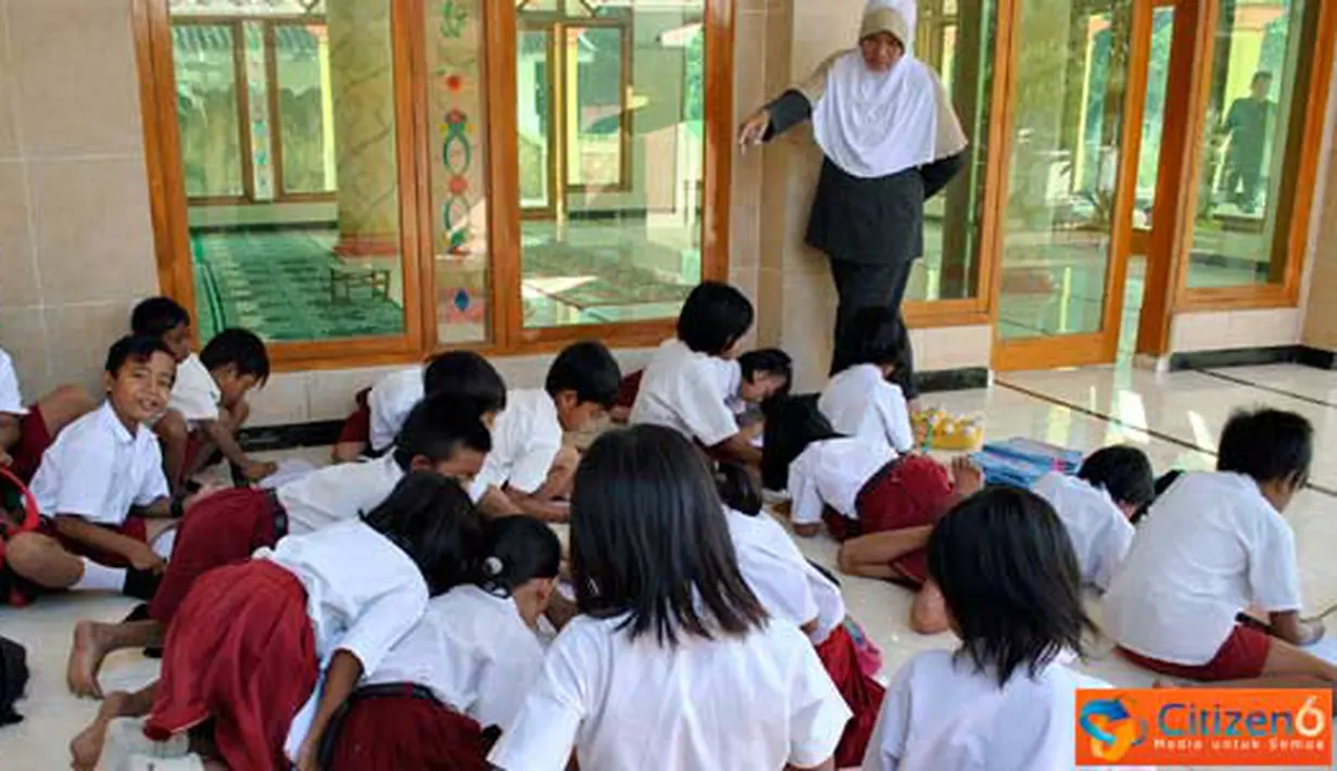 Citizen6, Jember: Gedung sekolahan roboh di SDN Bangon II Kecamatan Puger, Kabupaten Jember. Kegiatan belajar mengajar di masjid di Kecamatan Puger, Kabupaten Jember. (Pengirim: Sapto Raharjanto)