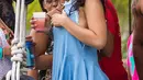 Penyanyi Rihanna berada di atas perahu saat berlibur di sebuah pantai di Barbados pada 26 Desember 2015 lalu. Mantan kekasih Chris Brown itu terlihat seksi dalam balutan dress biru yang cocok dengan suasana pantai. (www.thesun.co.uk)