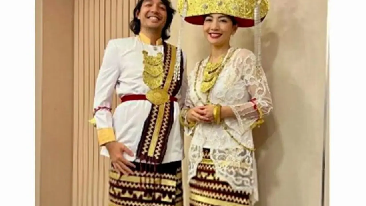 Gaya Unik dan Totalitas Hesti Purwadinata dan Gengnya Bukber Pakai Baju Adat