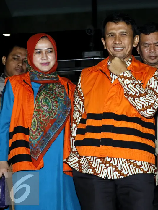 Gubernur Sumatera Utara nonaktif Gatot Pujo Nugroho bersama istrinya Evi Susanti, usai menjalani pemeriksaan KPK, Jakarta, Kamis (20/8/2015). Gatot diperiksa atas kasus dugaan suap kepada hakim dan panitera PTUN Medan. (Liputan6.com/Yoppy Renato)