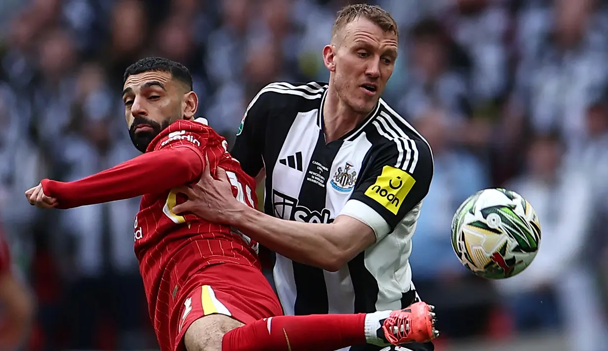 Berlaga di partai final Piala Liga Inggris atau Carabao Cup 2025, Liverpool dan Newcastle United sama-sama bermain agresif. (HENRY NICHOLLS/AFP)