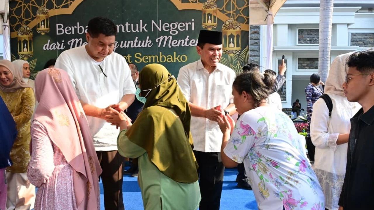 FOTO: TNI AL Salurkan Bantuan Sembako untuk Warga Menteng Tenggulun
