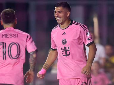 Luar biasa Luis Suarez. Pesepak bola asal Uruguay yang kini membela Inter Miami di MLS ini baru saja mencetak gol ke-501 nya di level klub saat membawa Inter Miami saat menang 6-2 atas New York Red Bulls dengan menyumbang tiga gol, Minggu (5/5/2024) lalu. Seluruh 501 gol Luis Suarez dicetak bersama 8 klub berbeda yang semuanya bermain di kasta teratas. Mau tahu sebaran golnya bersama 8 klub tersebut? Simak uraiannya berikut ini. (AFP/Getty Images/Megan Briggs)