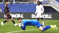 Maarten Paes, calon kiper naturalisasi Indonesia, tampil apik saat dimainkan FC Dallas saat melawan Inter Miami pada laga uji coba di Cotton Bowl, Dallas, Selasa (23/1/2024). (Getty Images/AFP/Carmen Mandato)