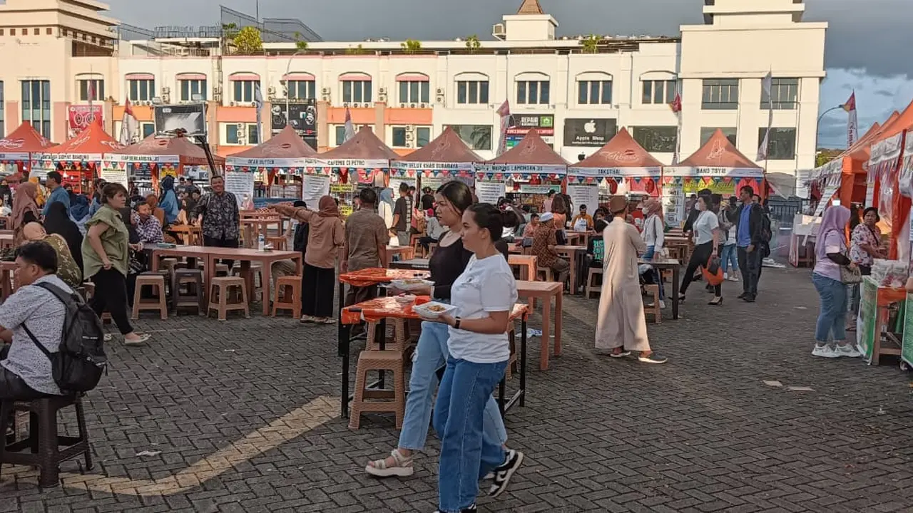 Lokasi berbuka puasa bersama di Kawasan Megamas Manado, Sulut. Tiap hari dipadati pengunjung yang datang dari berbagai latar belakang agama. (Foto: Yoseph Ikanubun/Liputan6.com)
