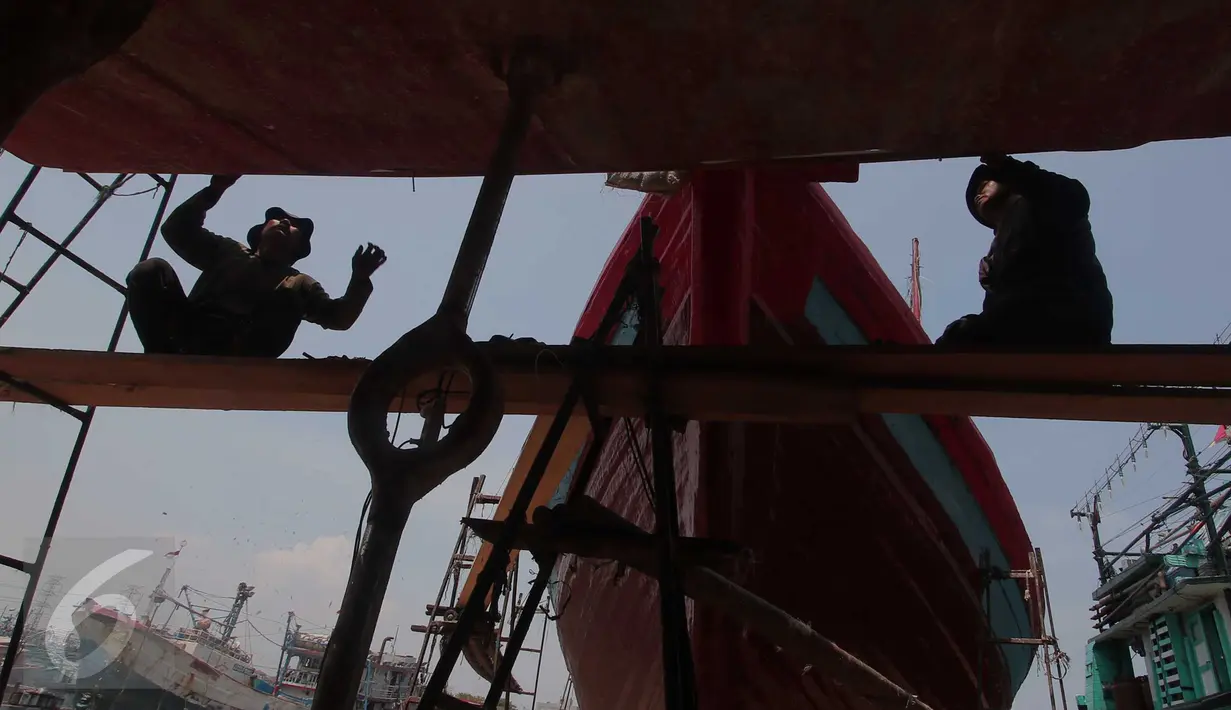 Pekerja memperbaiki bagian lambung kapal ikan di Unit Docking Kapal Perikanan kawasan Muara Angke, Jakarta, Senin (9/11/2015). Perawatan tersebut dilakukan setiap 6 bulan untuk menjamin keamanan dan keselamatan para nelayan (Liputan6.com/Angga Yuniar)