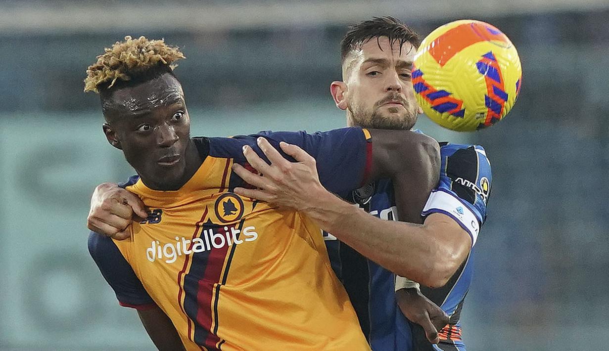 AS Roma sukses meraih poin penuh untuk kembali ke posisi empat besar Liga Italia 2021/2022 dengan menggasak tuan rumah Atalanta 4-1. Giallorossi unggul cepat lewat gol Tammy Abraham di menit pertama pertandingan. (LaPresse via AP/Spada)