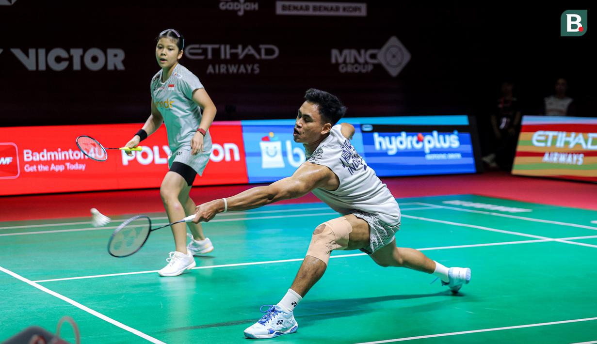 Pasangan ganda campuran Indonesia, Jafar Hidayatullah/Felisha Pasaribu berusaha mengembalikan kok ke arah wakil Korea Selatan, Kim Jae Hyeon/Jang Ha Jeong dalam babak 32 besar Indonesia Open 2026 di Istora Senayan, Jakarta, Rabu (03/06/2026). (Bola.com/Bagaskara Lazuardi)