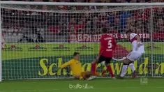 Mario Gomez tampil brilian dengan mencatat brace untuk kemenangan 2-1 Stuttgart atas Freiburg dalam lanjutan Liga Jerman, Sabtu (1...
