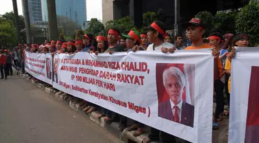 Organisasi masyarakat Solidaritas Kerakyatan Khusus (SKK) Migas melaporkan Hatta Rajasa ke KPK, Senin (16/6/14). (Liputan6.com/Miftahul Hayat)