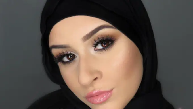 Wanita Berhijab, Bisa Loh Ikuti Tutorial Makeup Ini