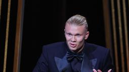 Trofi penghargaan Gerd Muller Trophy 2023 diberikan kepada Erling Haaland oleh eks striker Timnas Inggris yang kini menjadi presenter, Gary Lineker. (FRANCK FIFE / AFP)