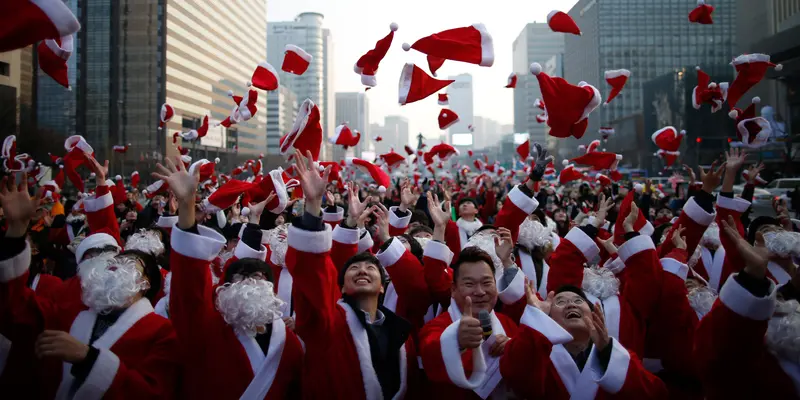 20151224-Hari-Natal-Santa-Claus-Korea-Selatan-Reuters