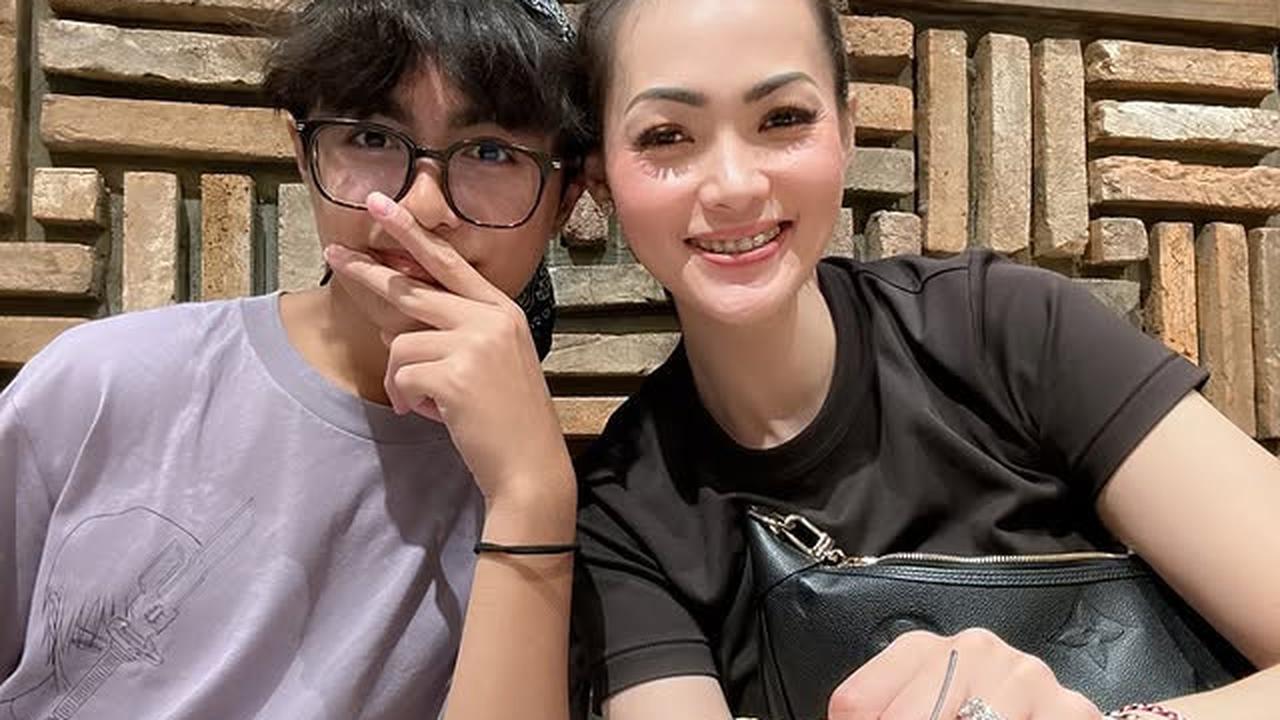 7 Potret Bintang Anak Hengky Kurniawan Bareng Christy Jusung sang Ibu, bak Kakak Adik - Dikira Pacar