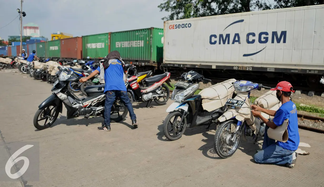 Pekerja menata sepeda motor yang akan dikirim melalui jasa pengiriman kereta api di Stasiun Jakarta Gudang, Rabu (16/7). Jumlah kapasitas angkut sepeda motor meningkat dari tahun 2015 lalu yang hanya berkapasitas 9.900 motor. (Liputan6.com/Gempur M Surya)