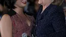 Calon presiden AS dari Partai Demokrat Hillary Clinton tertawa dengan penyanyi Demi Lovato saat acara kampanye di Iowa City, Amerika Serikat, (21/). Hillary menjadi satu-satunya perempuan yang mencalonkan diri menjadi Presiden AS. (REUTERS/Jim Muda)