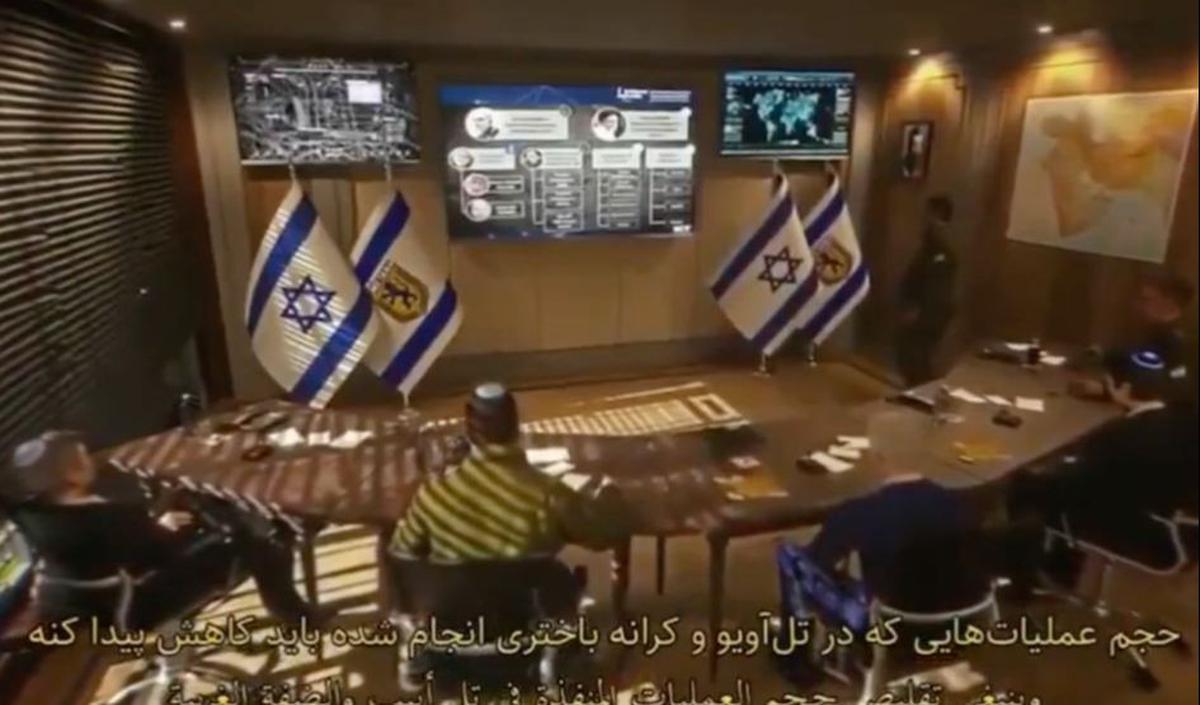 Saat mereka memantau layar yang menyiarkan informasi tentang mata-mata Iran di Israel, layar itu diduga diretas oleh militer Iran, sementara bom waktu di bawah meja Netanyahu berhitung mundur dan meledak, menewaskan Netanyahu dan orang-orang di sekitarnya