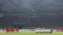 Pemain Persija dan Madura United mengheningkan cipta jelang laga lanjutan Go-Jek Liga 1 Indonesia 2018 bersama Bukalapak di Stadion GBK Jakarta, Sabtu (12/5). Madura United unggul 2-0. (Liputan6.com/Helmi Fithriansyah)