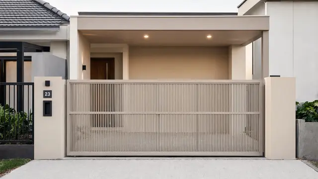 Pagar Warna Senada dengan Fasad Rumah