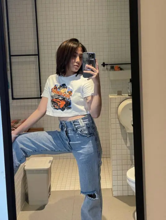 <p>Celana jeans dan crop top akan membuatmu tampil santai dan memesona.&nbsp;(instagram/zaraadhsty)</p>