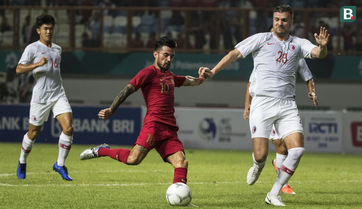 Gelandang Timnas Indonesia, Stefano Lilipaly, berusaha melepas tendangan saat melawan Hongkong pada laga persahabatan di Stadion Wibawa Mukti, Jakarta, Selasa (16/10). Kedua negara bermain imbang 1-1. (Bola.com/Vitalis Yogi Trisna)