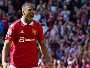 Pemain Manchester United, Anthony Martial, melakkukan selebrasi setelah mencetak gol ke gawang Wolverhampton Wanderers pada laga pekan ke-36 Premier League di Old Trafford, Sabtu (13/5/2023). MU menang dengan skor 2-0. (AP Photo/Jon Super)