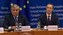 Presiden Parlemen Eropa Antonio Tajani (kiri) dan CEO Facebook Mark Zuckerberg (kanan) saat memberi keterangan di Brussel, Belgia, Selasa (22/5). Zuckerberg menyampaikan permintaan maafnya terkait skandal kebocoran data Facebook. (EBS/AFP)