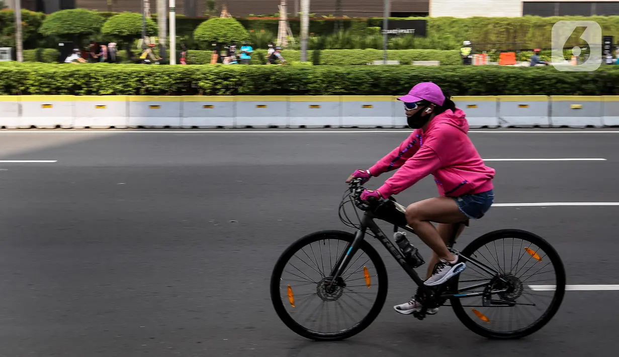 Warga bersepeda di kawasan Thamrin, Jakarta Pusat, Minggu (15/11/2020). Di masa PSBB transisi Jakarta, warga tetap melakukan aktivitas olahraga, khususnya bersepeda yang kini banyak diminati bahkan menjadi tren. . (Liputan6.com/Johan Tallo)