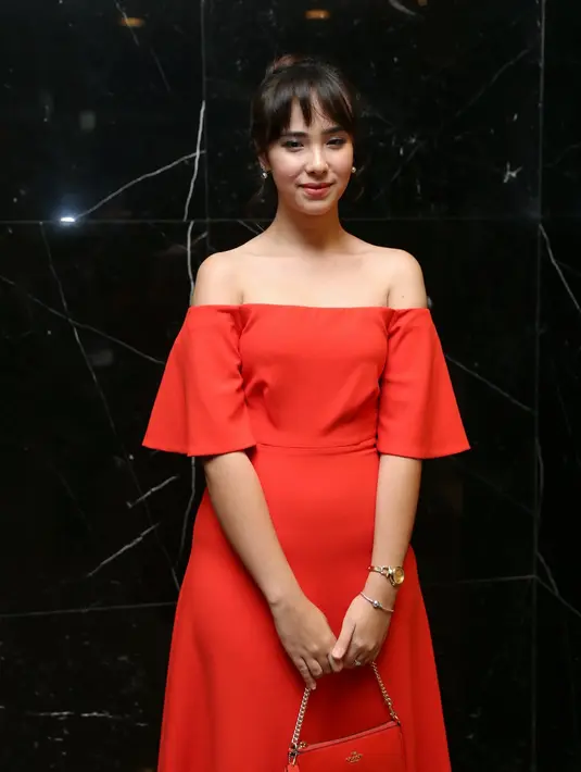 Si cantik Pamela Bowie juga hadir di pernikahan Radit dan Anissa. Mantan pacar Joshua Suherman yang datang dengan dress merah ini kabarnya sempat tidak percaya dengan kabar pernikahan Radit dan Anissa. (Nurwahyunan/Bintang.com)