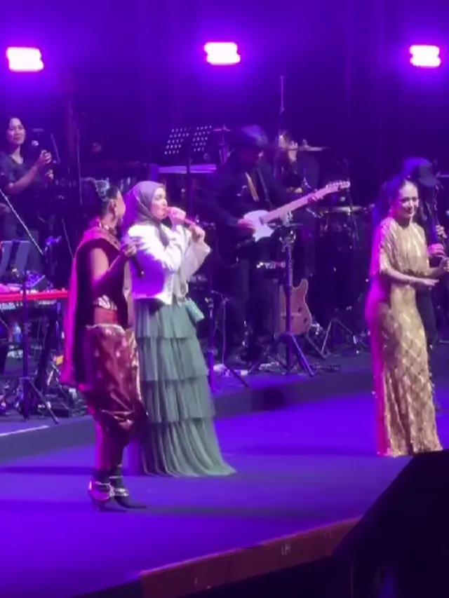 Potret Siti Nurhaliza Nyanyi Bareng Kris Dayanti (Foto: Instagram @3divaofficial)
