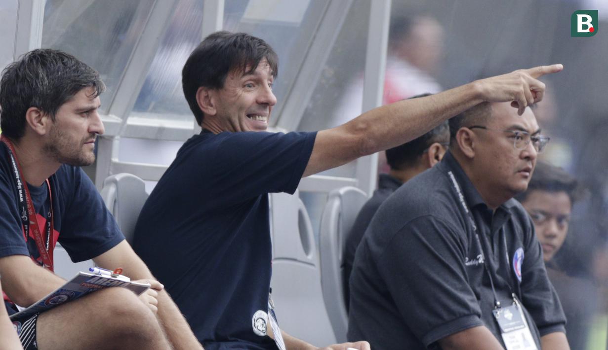 Pelatih Arema FC, Milan Petrovic, saat pertandingan melawan Persib Bandung pada laga Liga 1 di Stadion GBLA, Jawa Barat, Kamis (13/9/2018). Persib menang 2-0 atas Arema FC. (Bola.com/M Iqbal Ichsan)