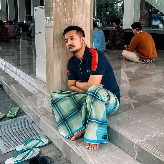 Dituduh Pansos soal Gala Sky, Ini 6 Potret Gaya Sederhana Tom Liwafa