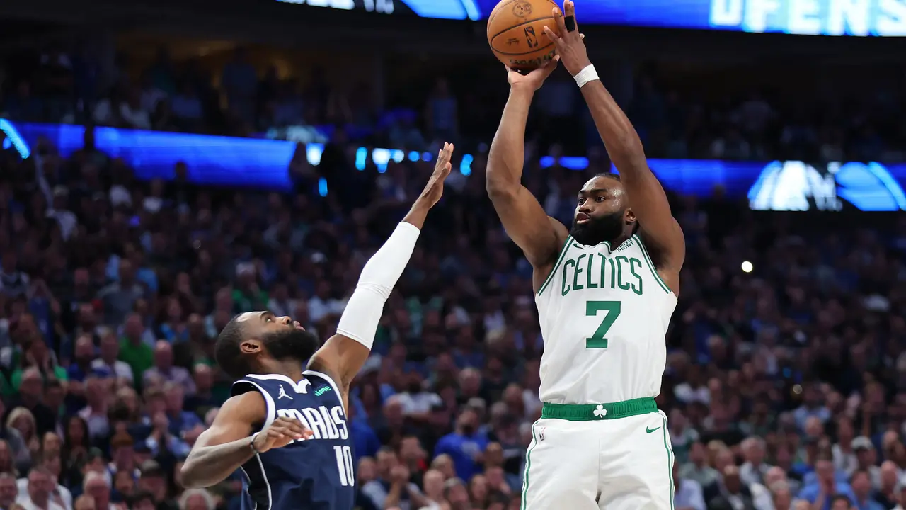 Aksi pemain Celtics Jaylen Brown melepaskan tembakan saat melawan Mavericks di NBA Finals 2024