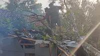 Detik-Detik Dapur Rumah Roboh Timpa Sekeluarga di Way Kanan