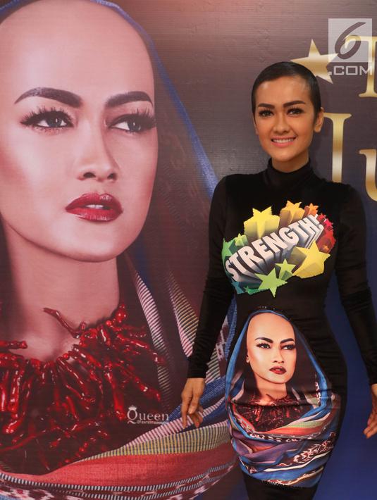 Penyanyi Julia Perez berpose seusai launching singelnya di kawasan Tugu Tani, Jakarta, Jumat (7/10/16). Julia Perez mengeluarkan album barunya, bertajuk "THE BEST OF JULIA PEREZ". (Liputan6.com/Herman Zakharia)