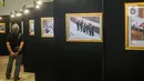 Sejumlah pengunjung mengamati karya dalam pameran Foto Warna-warni Parlemen ke XIII/2023 di Gedung Nusantara II, Jakarta, Rabu (12/7/2023). (Liputan6.com/Faizal Fanani)