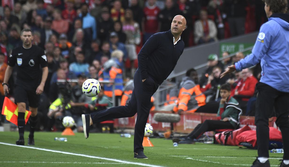 Pelatih Liverpool, Arne Slot mengontrol bola saat laga lanjutan Liga Inggris 2024/2025 melawan Brentford di Anfield, Liverpool, Inggris, Minggu (25/08/2024) malam WIB. (AP Photo/Rui Vieira)