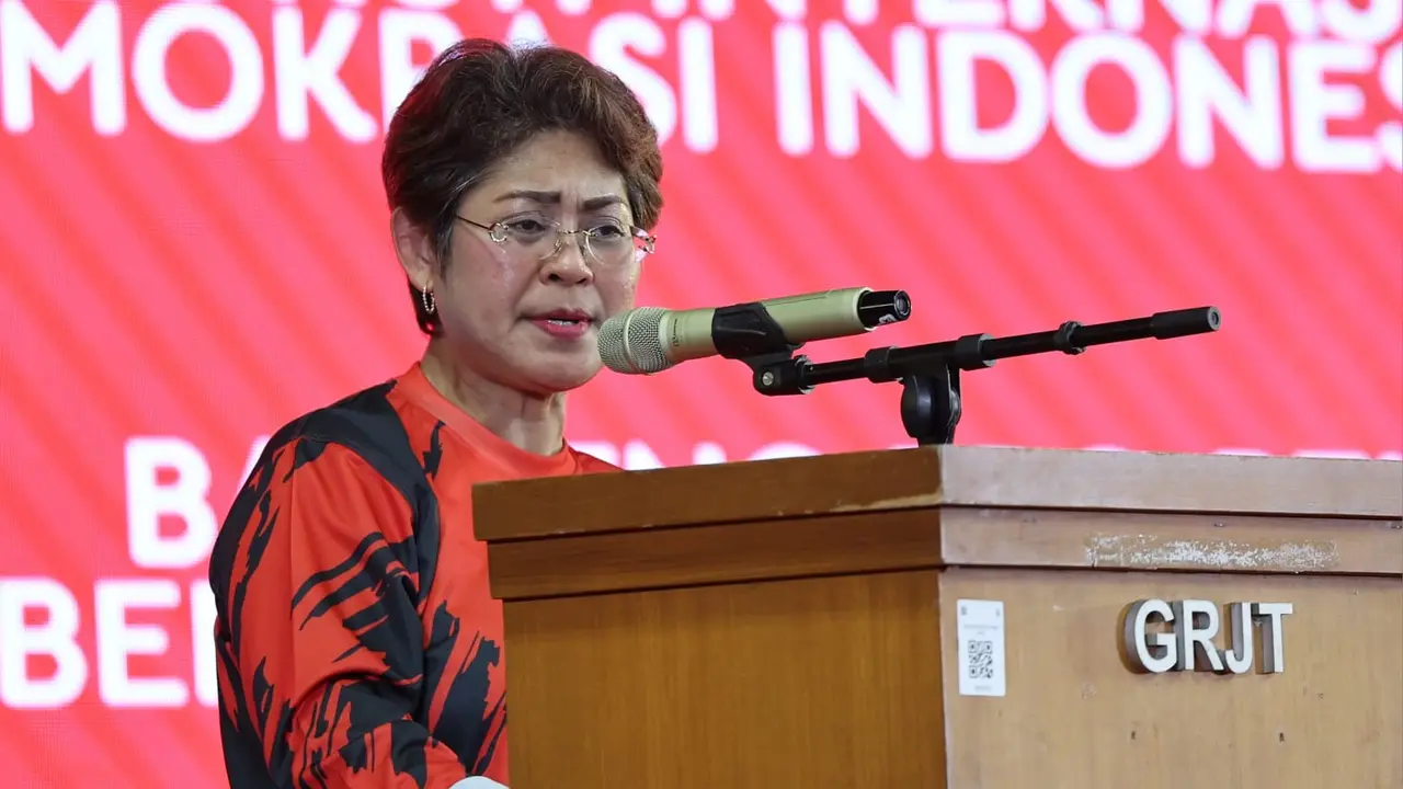 Ketua DPP PDIP Bidang Tenaga Kerja dan Perlindungan Pekerja Migran Indonesia Mercy Chriesty Barends di acara peringatan Hari Buruh Internasional 2026 di GOR Otista, Jakarta Timur, Minggu (3/5/2026). (Liputan6.com/Lizsa Egeham)