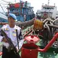 Petugas Badan Keamanan Laut (Bakamla) RI mengamankan awak kapal berjenis motor tanker dan kapal ikan di perairan Teluk Jakarta, Jumat (1/2). Kapal tanker itu diduga telah melakukan transfer BBM ke kapal ikan sekitar 41 ton. (Liputan6.com/Angga Yuniar)